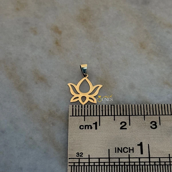 تصویر دوم آویز لوتوس طلا مینیمال لیزری